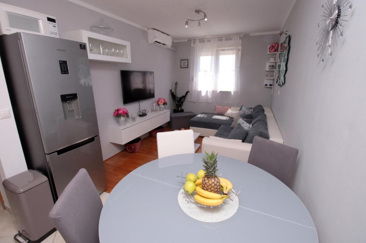 Apartman *Sanja* Omis Apartment Екстериор снимка